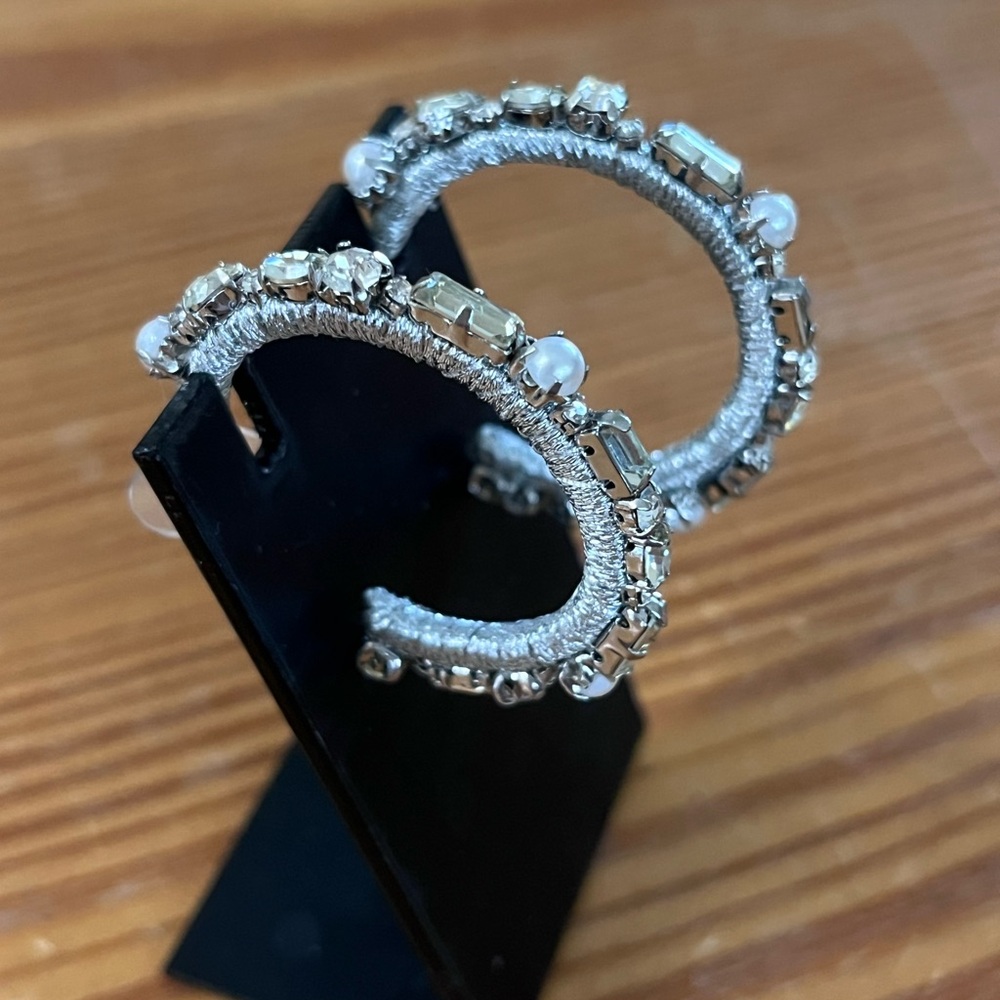 🔥🔥 Medium size silver tone hoops with rhinestone and faux pearl embellishments - Picture 2 of 4